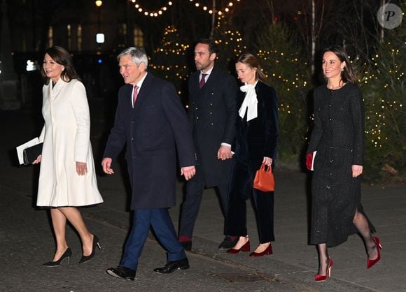 Son look était composé d'une veste et d'un pantalon en velours marine, d'un gilet, d'une chemise et de ballerines vernies de couleur burgundy. 

La famille royale d'Angleterre assiste à la messe "Together At Christmas Carol" à l'abbaye de Westminster à Londres, Royaume-Uni le 6 Décembre, 2024