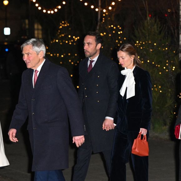 Son look était composé d'une veste et d'un pantalon en velours marine, d'un gilet, d'une chemise et de ballerines vernies de couleur burgundy. 

La famille royale d'Angleterre assiste à la messe "Together At Christmas Carol" à l'abbaye de Westminster à Londres, Royaume-Uni le 6 Décembre, 2024