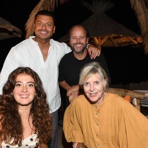 Sauf que rien ne se passe comme prévu... et c'est justement cette idée qui trouve son origine dans la vraie vie.
Camille Laguilar, Kev Adams, Claude Zidi Jr. et Chantal Ladesou - Première soirée du Festival, Les Toiles de Ramatuelle avec la projection du film "La maison de nos rêves" sur la plage de Tahiti Beach à Ramatuelle, le 24 juillet 2026. © Bruno Bebert / Bestimage