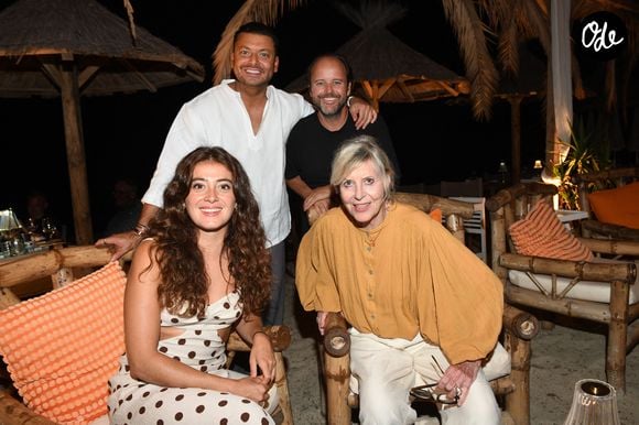Sauf que rien ne se passe comme prévu... et c'est justement cette idée qui trouve son origine dans la vraie vie. 

Camille Laguilar, Kev Adams, Claude Zidi Jr. et Chantal Ladesou - Première soirée du Festival, Les Toiles de Ramatuelle avec la projection du film "La maison de nos rêves" sur la plage de Tahiti Beach à Ramatuelle, le 24 juillet 2026. © Bruno Bebert / Bestimage