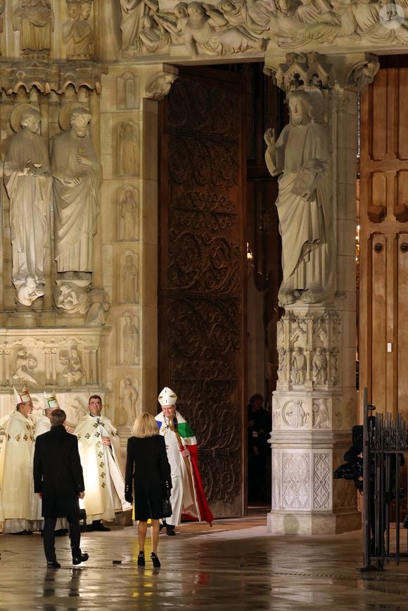 L'archevêque de Paris, Laurent Ulrich ouvre les portes de la cathédrale Notre-Dame de Paris, sous le regard du président de la République, Emmanuel Macro et de la première dame Brigitte Macron - Arrivées à la cérémonie de réouverture de la cathédrale Notre-Dame de Paris, le 7 décembre 2024. Joyau de l’art gothique, lieu de culte et de culture, symbole universel de la France et de son histoire, la cathédrale de Notre-Dame de Paris rouvre ses portes les 7 et 8 décembre, cinq ans après le terrible incendie qui l’avait ravagée le 15 avril 2019. 
© Agence / Bestimage