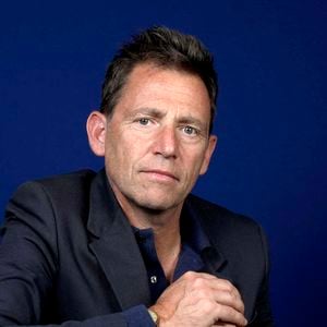 Cette confidence est assez inattendue de la part du journaliste au caractère sanguin. Nos confrères ont d’ailleurs voulu savoir si cela avait déjà pu lui porter préjudice.

Daniel Riolo pose lors d'une séance photo à Paris, en mars 2022. Photo : VIM/ABACAPRESS.COM