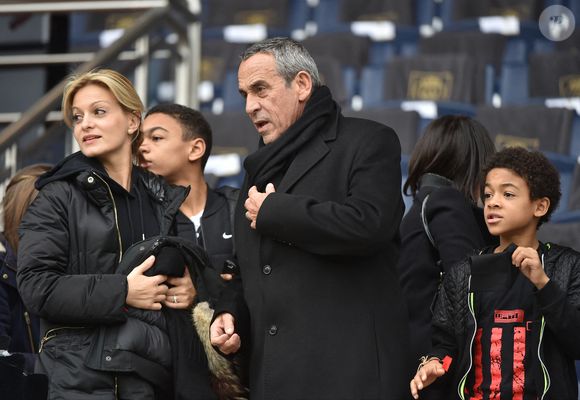 Thierry Ardisson et son épouse Audrey Crespo-Mara assistent au match de football de première division française (L1) entre le Paris Saint-Germain (PSG) et Reims au stade du Parc des Princes à Paris, France, le 20 février 2016. Le PSG s'est imposé 4-1. Photo Christian Liewig/ABACAPRESS.COM