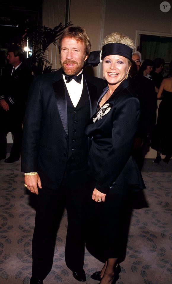 De son premier mariage avec Dianne Holechek sont nés deux fils, Mike et Eric.


Los Angeles, CA Dianne Holechek, l'amie de jeunesse de Chuck Norris avec laquelle il a été marié pendant plusieurs décennies

Sur la photo : Chuck Norris, Dianne Holechek
Backgrid USA / Bestimage