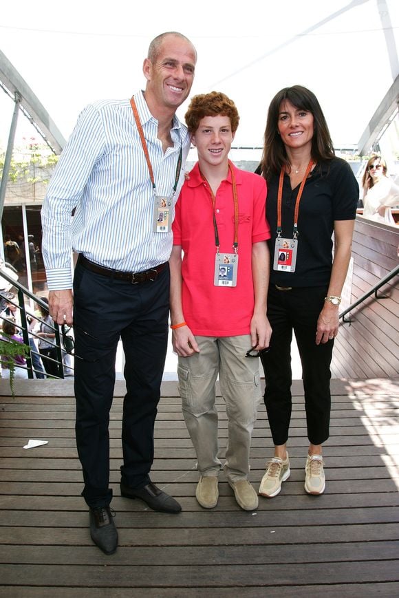 Archives - Guy Forget avec sa femme Isabelle et leur fils Thibault aux internationaux de tennis de Roland Garros le 23 mai 2010.