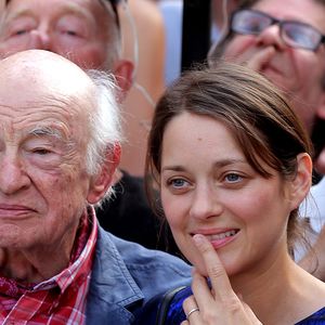 Elle a salué la mémoire d'un homme d'exception qui l'a aidée à "traverser l’obscurité".

Exclusif - L'actrice Marion Cotillard et le philosophe Edgar Morin (Edgar Nahoum) lancent l'opération écologie internationale "Darwin Alerte" pour protéger la planète, à Bordeaux, France, le 10 septembre 2016, à l'occasion du Congres "Ocean Climax" qui plaide pendant 3 jours avec conférences et concerts pour la défense des océans et de l'environnement.  © Bernard- Cottereau/Bestimage