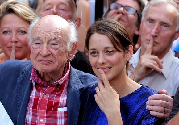 Elle a salué la mémoire d'un homme d'exception qui l'a aidée à "traverser l’obscurité".

Exclusif - L'actrice Marion Cotillard et le philosophe Edgar Morin (Edgar Nahoum) lancent l'opération écologie internationale "Darwin Alerte" pour protéger la planète, à Bordeaux, France, le 10 septembre 2016, à l'occasion du Congres "Ocean Climax" qui plaide pendant 3 jours avec conférences et concerts pour la défense des océans et de l'environnement.  © Bernard- Cottereau/Bestimage