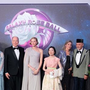 Ben-Sylvester Strautmann, S.A.R. la princesse Alexandra de Hanovre, TT.SS.HH. le prince Albert II et la princesse Charlène de Monaco, S.I.H. la princesse Akiko de Mikasa du Japon, S.I.H. la princesse Akiko de Mikasa du Japon. Le prince Albert II (Le prince Albert II de Monaco) et la princesse Charlène de Monaco (La princesse Charlène de Monaco), S.I.H. Princesse Akiko (La princesse Akiko de Mikasa du Japon), Christian Louboutin, S.R.H. La princesse Caroline de Hanovre, Béatrice et Pierre Casiraghi assistent à la 70e édition du Bal de la Rose au Sporting Club de Monte-Carlo à Monaco, le 21 mars 2026.  © Olivier Huitel/Pool Monaco/Bestimage