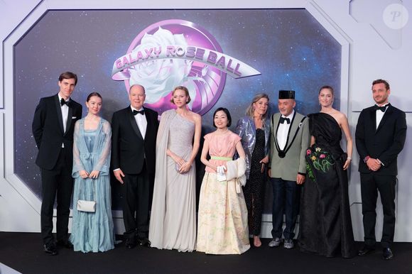 Ben-Sylvester Strautmann, S.A.R. la princesse Alexandra de Hanovre, TT.SS.HH. le prince Albert II et la princesse Charlène de Monaco, S.I.H. la princesse Akiko de Mikasa du Japon, S.I.H. la princesse Akiko de Mikasa du Japon. Le prince Albert II (Le prince Albert II de Monaco) et la princesse Charlène de Monaco (La princesse Charlène de Monaco), S.I.H. Princesse Akiko (La princesse Akiko de Mikasa du Japon), Christian Louboutin, S.R.H. La princesse Caroline de Hanovre, Béatrice et Pierre Casiraghi assistent à la 70e édition du Bal de la Rose au Sporting Club de Monte-Carlo à Monaco, le 21 mars 2026.  © Olivier Huitel/Pool Monaco/Bestimage