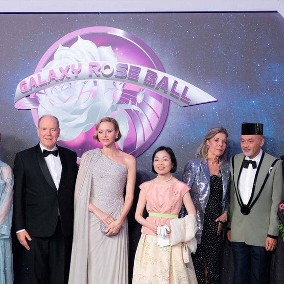 Ben-Sylvester Strautmann, S.A.R. la princesse Alexandra de Hanovre, TT.SS.HH. le prince Albert II et la princesse Charlène de Monaco, S.I.H. la princesse Akiko de Mikasa du Japon, S.I.H. la princesse Akiko de Mikasa du Japon. Le prince Albert II (Le prince Albert II de Monaco) et la princesse Charlène de Monaco (La princesse Charlène de Monaco), S.I.H. Princesse Akiko (La princesse Akiko de Mikasa du Japon), Christian Louboutin, S.R.H. La princesse Caroline de Hanovre, Béatrice et Pierre Casiraghi assistent à la 70e édition du Bal de la Rose au Sporting Club de Monte-Carlo à Monaco, le 21 mars 2026.  © Olivier Huitel/Pool Monaco/Bestimage