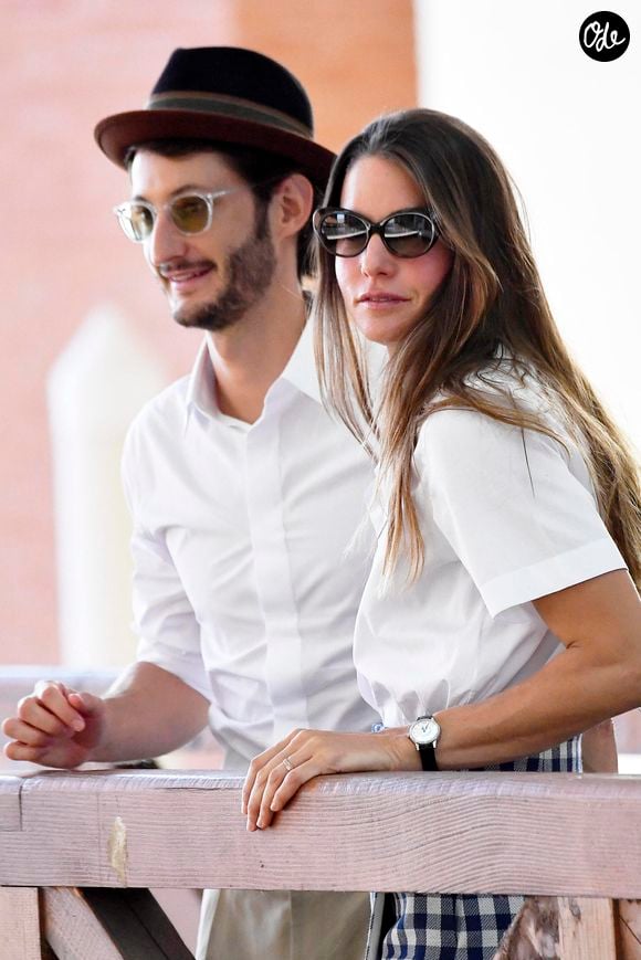 Exclusif - Pierre Niney et sa femme Natasha Andrews arrivent à Venise pour la 77ème édition du festival international du film de Venise, le 2 septembre 2020. 

© Bestimage
