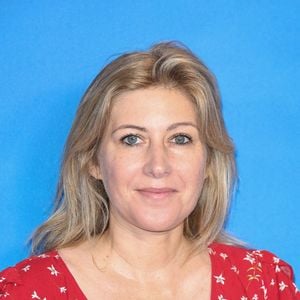 Elle a dévoilé plusieurs clichés de son séjour idyllique le jeudi 13 août 2026 sur son compte Instagram

Amanda Sthers - Avant-première Netflix de la série "Tapie" à l’UGC Normandie Paris le 11 septembre 2023. © Coadic Guirec/Bestimage
