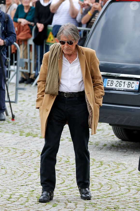 Jacques Dutronc et son fils Thomas Dutronc - Arrivées aux obsèques de l'auteure-compositrice-interprète et actrice française Françoise Hardy au crématorium du cimetière du Père-Lachaise à Paris, France, le 20 juin 2024. © Jacovides-Moreau/Bestimage