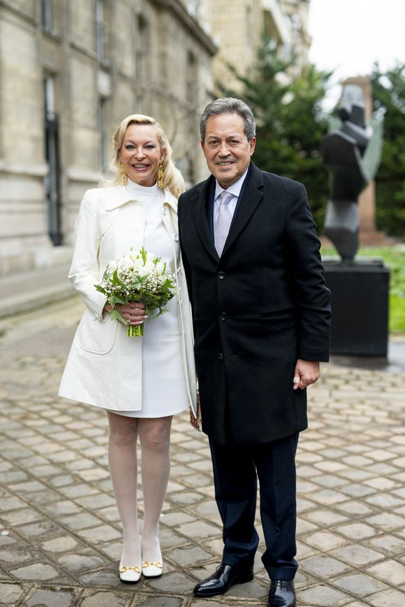 S'ils s'étaient déjà brièvement croisés il y a huit ans sans être libres, les deux tourtereaux savourent aujourd'hui le bonheur de s'être enfin retrouvés au bon moment.

Georges Fenech et Amélie Leperre-Dimeglio - Mariage civil de Georges Fenech et Amélie Leperre-Dimeglio à la mairie du 16ème arrondissement de Paris le 31 janvier 2026.

© Pierre Perusseau / Bestimage