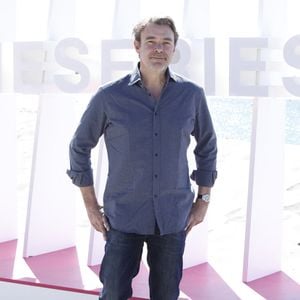 Patrick Puydebat (Les mystères de l'Amour) lors du photocall de 'CanneSeries ' Saison 6 au Palais des Festivals de Cannes le 15 Avril 2023. © Denis Guignebourg/Bestimage