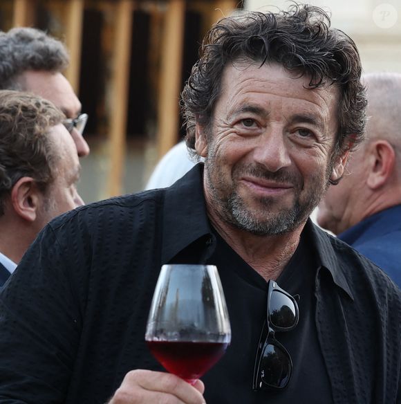 Son prestigieux établissement est doté de 49 chambres dont 11 suites, d'un SPA, d'un restaurant gastronomiques, d'un bar à cocktails, d'une galerie d'art et d'une piscine extérieure !

Patrick Bruel (invité d'honneur) - Cérémonie d'ouverture du Festival International du Film de Pauillac au Château d'Armailhac à Pauillac le 8 juillet 2025. © Jean-Marc Lhomer/Bestimage