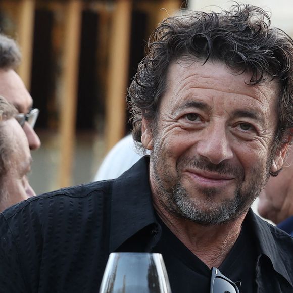 Son prestigieux établissement est doté de 49 chambres dont 11 suites, d'un SPA, d'un restaurant gastronomiques, d'un bar à cocktails, d'une galerie d'art et d'une piscine extérieure !

Patrick Bruel (invité d'honneur) - Cérémonie d'ouverture du Festival International du Film de Pauillac au Château d'Armailhac à Pauillac le 8 juillet 2025. © Jean-Marc Lhomer/Bestimage