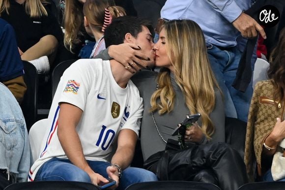 Installés dans un établissement d'exception, les amoureux savourent ce retour aux sources plein de nostalgie.

Dylan Deschamps et sa compagne Mathilde Cappelaere en tribune du match de football de quart de finale opposant la France à l’Angleterre lors de la coupe du Monder le 10 décembre 2022.

© Philippe Perusseau/Bestimage