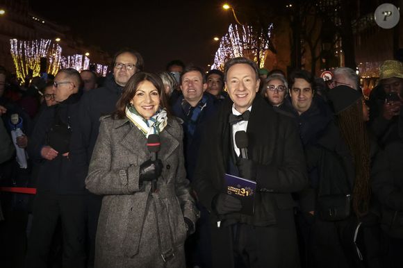 Exclusif - Stéphane Bern présente l'émission "La Grande Soirée du 31 de Paris" diffusée sur France 2 sur les Champs-Elysées, en présence de Anne Hidalgo et Gil Alma, à Paris, France, le 31 décembre 2025. © Jack Tribeca/BHM/Bestimage