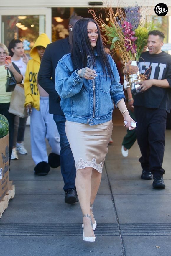 L'art de superposer les textures et de travailler chaque détail crée un contraste visuel sur chaque tenue de Rihanna.

Exclusif - Rihanna à Beverly Hills.

© Bestimage