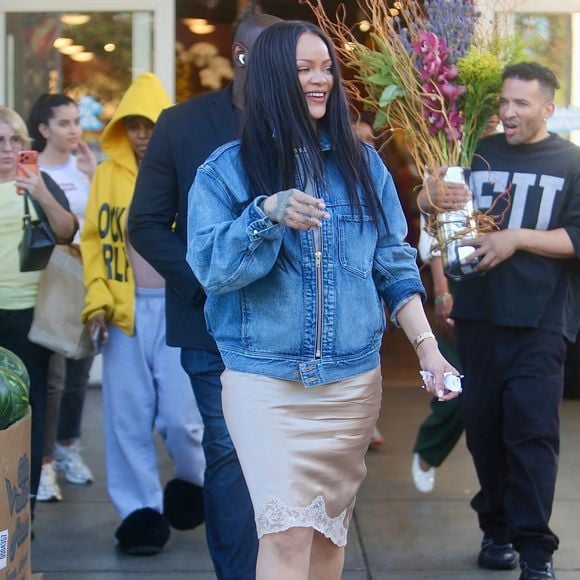 L'art de superposer les textures et de travailler chaque détail crée un contraste visuel sur chaque tenue de Rihanna.

Exclusif - Rihanna à Beverly Hills.

© Bestimage