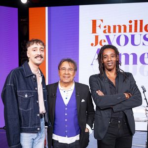 Exclusif - Cliff Schneider, Julien Voulzy, Laurent Voulzy, Michel Drucker, Alain Souchon, Ours, Djenae Nollet, Chrislaure Nollet et Franck Leboeuf en backstage de l'enregistrement de l'émission "Famille je vous aime" présentée par M.Drucker et qui sera diffusée le 29 décembre sur France 3, au studio Rive gauche, à Paris, France, le 2 décembre 2025. © Gaffiot-Perusseau/Bestimage