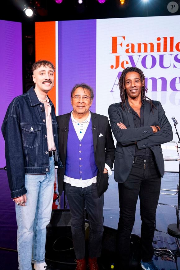 Exclusif - Cliff Schneider, Julien Voulzy, Laurent Voulzy, Michel Drucker, Alain Souchon, Ours, Djenae Nollet, Chrislaure Nollet et Franck Leboeuf en backstage de l'enregistrement de l'émission "Famille je vous aime" présentée par M.Drucker et qui sera diffusée le 29 décembre sur France 3, au studio Rive gauche, à Paris, France, le 2 décembre 2025. © Gaffiot-Perusseau/Bestimage