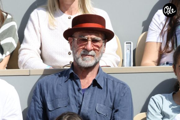 Il a d'ailleurs assumer "pleurer tous les jours", face à l'immensité de certaines oeuvres d'art. 

Eric Cantona dans les tribunes lors de la 15e journée de Roland-Garros 2026, le 7 juin 2026 à Paris, en France. Photo de Nasser Berzane/ABACAPRESS.COM