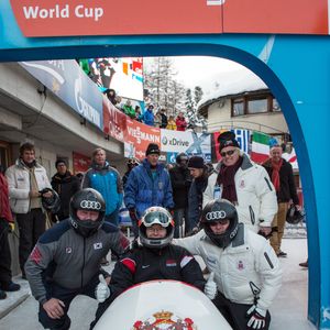 Qui n'est autre que le bobsleigh

Gomer Malcom Loyd, le Prince Albert II de Monaco, Robin Foster - Le Prince Albert II de Monaco participe à la course de bobsleigh "Monaco Bob Historic" à Saint-Moritz en Suisse le 23 janvier 2015.  |19492381 - Le Prince Albert II de Monaco participe à la course de Bobsleigh "Monaco Bob Historic" à Saint-Moritz en Suisse
Action Press / Bestimage
