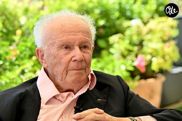 Rendez-vous avec Philippe Bouvard et sa femme Colette à leur domicile à Cannes, France, le 24 août 2022, pour une interview avec Cyril Viguier pour TV5 Monde.

© Bruno Bebert/Bestimage