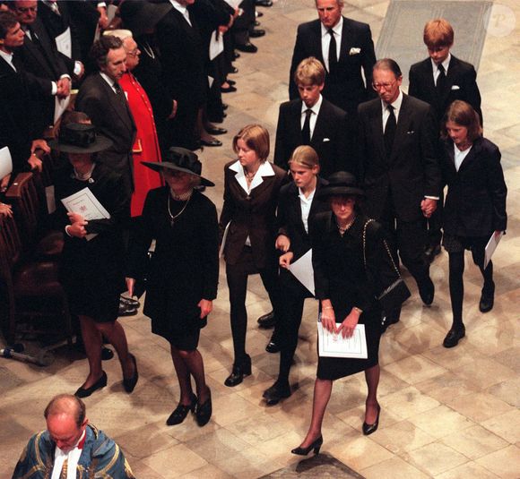 Photo d’archives : Lady Sarah McCorquodale, aux côtés de sa mère Frances Shand Kydd et de sa sœur Lady Jane Fellowes, lors des funérailles de la princesse Diana à l’abbaye de Westminster, à Londres, le 6 septembre 1997 — Alpha Agency / Bestimage