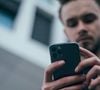 Un simple mouvement ou frottement peut être pris pour une vibration.

Photo prise par Jonas Leupe / Unsplash