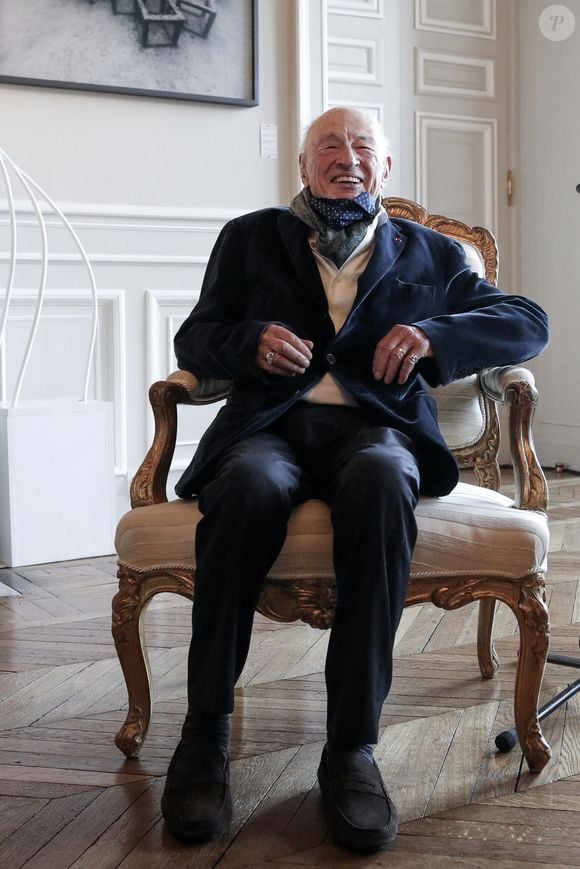 Edgar Morin publie à 102 ans un roman de jeunesse - La maire de Paris reçoit le sociologue et philosophe, Edgar Morin pour ses cent ans à la mairie de Paris, France, le 9 juillet 2021. © Stéphane Lemouton/Bestimage