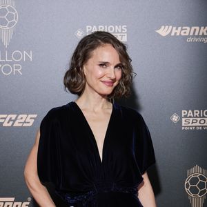 Devant le tribunal correctionnel, cet homme, qui a rejoint les Etats-Unis, a finalement été déclaré irresponsable pénalement. La justice l'a aussi condamné à une interdiction de se rendre à Paris, pendant cinq ans.

Natalie Portman - Photocall de la cérémonie du Ballon d'Or 2024 au théâtre du Châtelet à Paris, France, le 28 octobre 2024. © Cyril Moreau/Bestimage