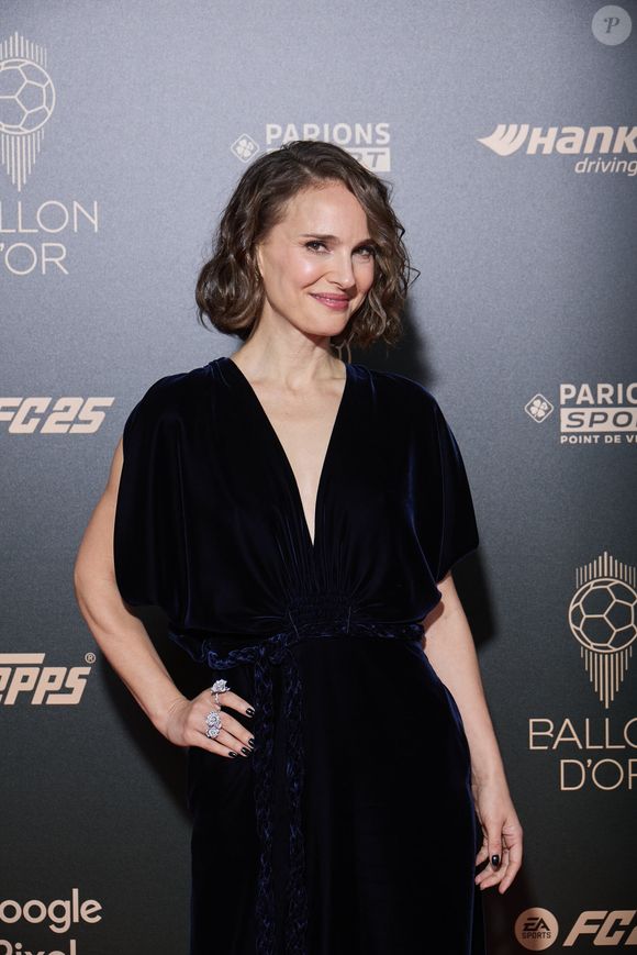 Devant le tribunal correctionnel, cet homme, qui a rejoint les Etats-Unis, a finalement été déclaré irresponsable pénalement. La justice l'a aussi condamné à une interdiction de se rendre à Paris, pendant cinq ans.

Natalie Portman - Photocall de la cérémonie du Ballon d'Or 2024 au théâtre du Châtelet à Paris, France, le 28 octobre 2024. © Cyril Moreau/Bestimage