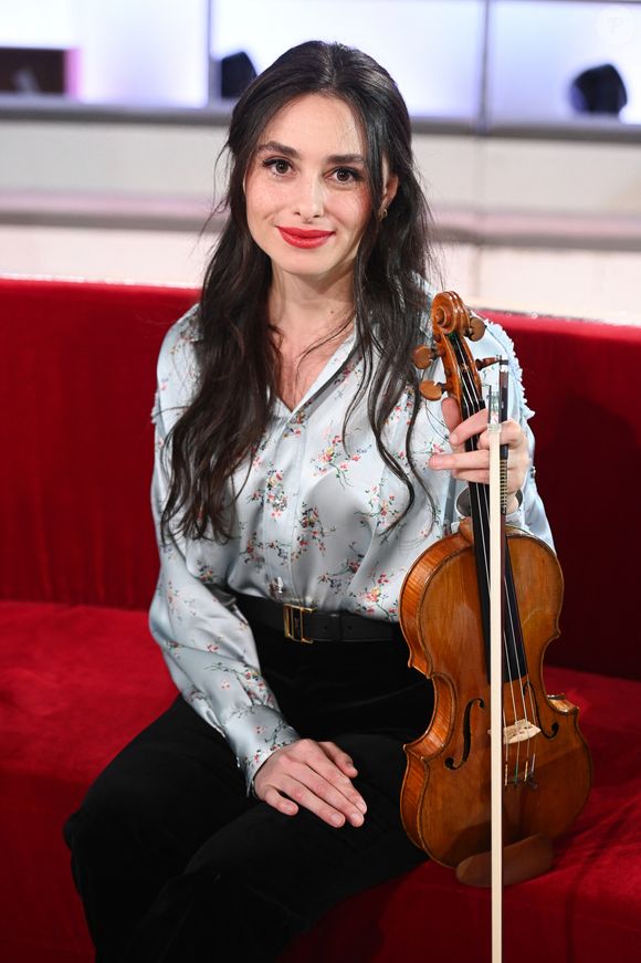 Exclusif - La violoniste Esther Abrami - Enregistrement de l'émission "Vivement dimanche" aux studios Rive Gauche, présentée par M.Drucker et diffusée le 5 octobre 2025 sur France 3.
Guillaume Gaffiot/Bestimage