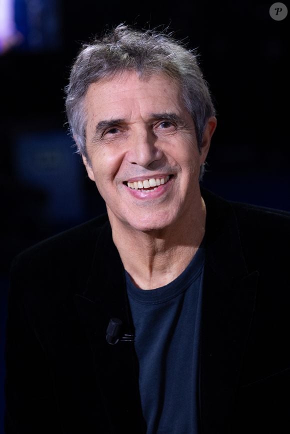Exclusif - Julien Clerc lors de l'enregistrement de l'émission "La Boîte à secrets", présentée par F.Bollaert et diffusée le 2 janvier 2026 sur France 3, dans les studios du Lendit à Saint-Denis, France, le 1er décembre 2025. © Cyril Moreau/Bestimage