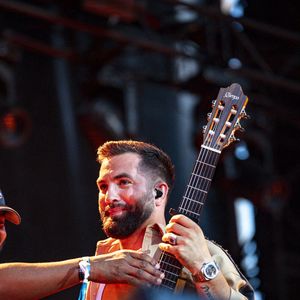 Kendji Girac en concert lors du festival de musique du Printemps de Perouges au Chateau de Saint-Maurice-de-Remens le 29 juin 2025. © Sandrine Thesillat / PsNewZ / Bestimage