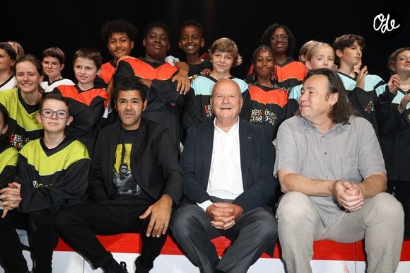 Mais saviez-vous qu'une immense star de l'humour français lui doit une fière chandelle pour ses débuts ?

Exclusif - Jamel Debbouze (parrain du parrain du Trophée d'Impro Culture & Diversité) et Marc Ladreit de Lacharrière (fondateur de la Fondation Culture & Diversité) et Stéphane Braunschweig (directeur De L’Odéon‐Théâtre De L’Europe) - Finale Nationale du Trophée d'Impro Culture et Diversité 2023 à l'Odéon Théâtre de l'Europe de Paris, France, le 20 juin 2023. © Coadic Guirec/Bestimage
