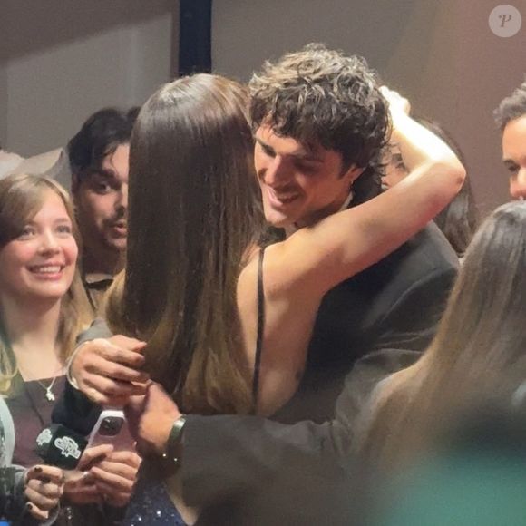 Jacob Elordi et Mia Goth ont été vus en train de s'embrasser chaleureusement alors qu'ils s'adressaient aux journalistes lors de la première de « Frankenstein » à Paris, le 10 octobre 2025 ©Backgrid USA / Bestimage