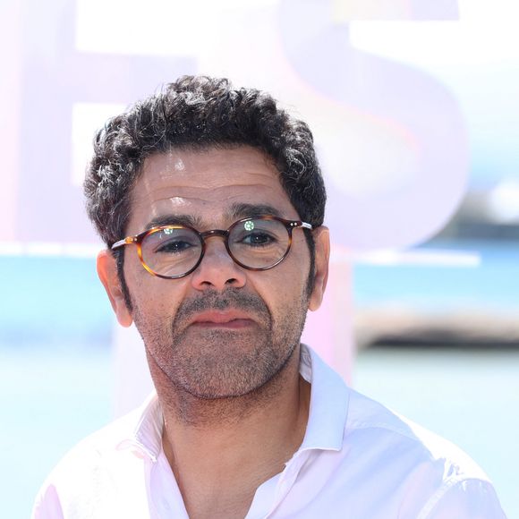 Jamel Debbouze au photocall de la série ''Terminal'  sur la plage du Majestic lors de la 7ème saison de "CanneSeries" à Cannes, le 6 Avril 2024.

Photo : Denis Guignebourg / BestImage