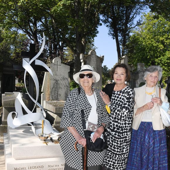 Exclusif - Macha Meril et ses soeurs Elisabeth Gagarine et Hélène Gagarine - Macha Méril et les proches de Michel Legrand assistent à la messe organisée pour la bénédiction de la croix sur la tombe du compositeur au cimetière du Père Lachaise à Paris Le 3 septembre 2021. © Coadic Guirec / Bestimage