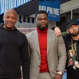 Le chanteur, compositeur, rappeur, acteur, producteur de télévision, entrepreneur et investisseur américain Curtis « 50 Cent » Jackson est accompagné du producteur Dr. Dre (à gauche) et du rappeur Eminem (à droite) lors d'une cérémonie de dévoilement en l'honneur de Jackson, qui se voit décerner la 2 686e étoile sur le Hollywood Walk of Fame, le jeudi 30 janvier 2020 à Los Angeles, en Californie, aux États-Unis. Photo de Jim Ruymen/UPI/ABACAPRESS.COM
