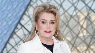 "Je l’ai perdue l’année d’après" : Catherine Deneuve évoque les derniers instants passés avec sa sœur Françoise Dorléac, partie à 25 ans