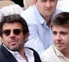 Patrick Bruel et son fils Oscar dans les tribunes lors des Internationaux de France de Tennis de Roland Garros 2025. Paris, le 1er Juin 2025. © Dominique Jacovides/Bestimage