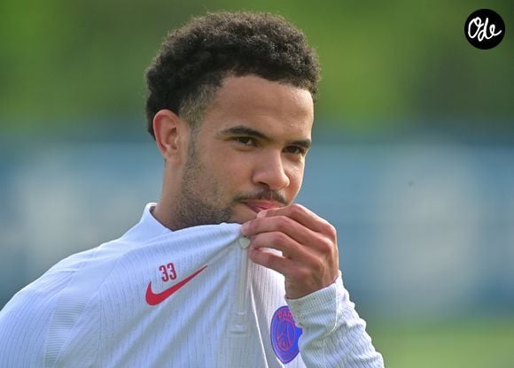 Le milieu de terrain du PSG est concerné par une loi du Massachusetts qui interdit aux moins de 21 ans d'accéder à certains établissements servant uniquement des boissons.

Warren Zaire Emery - L'équipe de football du Paris Saint-Germain lors d'une séance d'entraînement en vue de sa prochaine finale de la Ligue des champions de l'UEFA contre le club anglais d'Arsenal FC, au Campus du PSG à Poissy, au nord-ouest de Paris, le 20 mai 2026.

© Christian Liewig/Bestimage