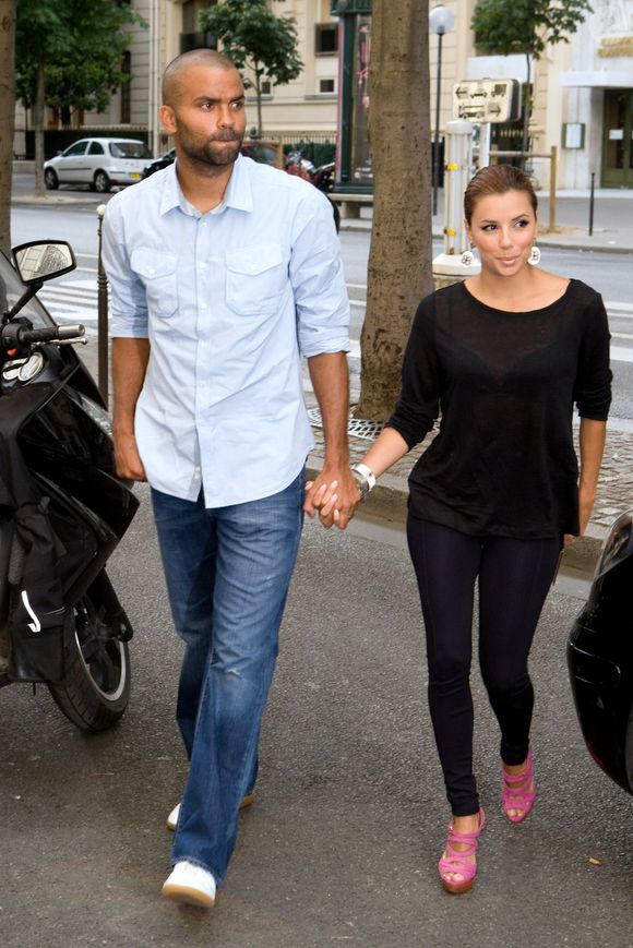 Eva Longoria accompagnée de son mari Tony Parker chez Georges Rech pour essayer sa robe pour le gala "Le Par Cœur de Georges Rech" (2009)

LIONEL URMAN  / BESTIMAGE