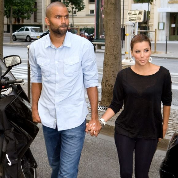 Eva Longoria accompagnée de son mari Tony Parker chez Georges Rech pour essayer sa robe pour le gala "Le Par Cœur de Georges Rech" (2009)

LIONEL URMAN  / BESTIMAGE