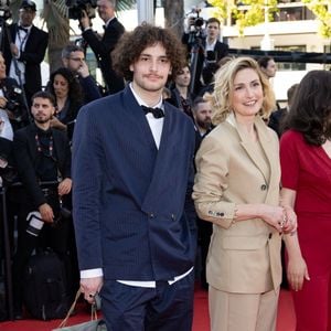 Julie Gayet et son fils Ezéchiel lors du 77ème Festival International du Film de Cannes, au Palais des Festivals à Cannes. Le 18 mai 2024. © Jacovides-Moreau / Bestimage