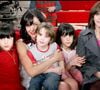À 21 ans, son fils Diego, petit dernier d’une fratrie de six enfants, s’est donné la mort, comme nous l’a appris le site de "Paris Match".
Lio et son fils Diego, ses filles Garance et Léa et sa mère lors de l'enregistrement de l'émission "Vivement dimanche" le 28 février 2007. © Guillaume Gaffiot/Bestimage